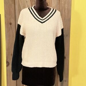 Z Supply Cream V-Neck Chunky Sweater with Black Sleeves